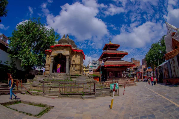 KATHMANDU, NEPAL OCTUBRE 15, 2017: Personas no identificadas caminando en una plaza de Durbar en un hermoso día soleado cerca de viejos templos hindúes en Katmandú, Nepal — Foto de Stock