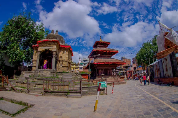 Kathmandu, Nepal, 15 oktober 2017: Niet-geïdentificeerde mensen lopen in een Durbar square in een zonnige dag van de beautidul in de buurt van de oude Hindoe tempels in Kathmandu, Nepal — Stockfoto