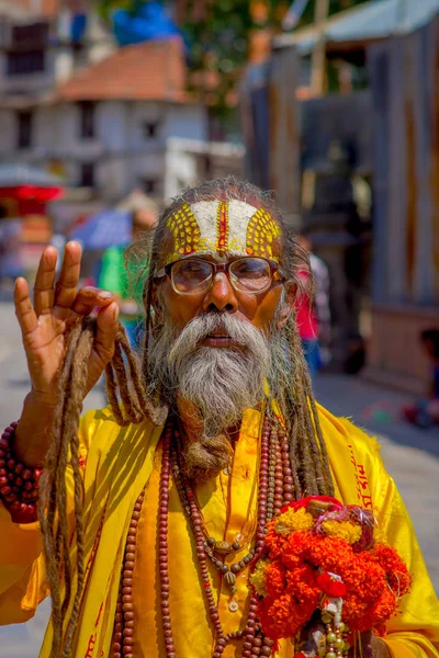 KATHMANDU, NEPAL OCTUBRE 15, 2017: Retrato del hombre sadhu nepalí sosteniendo en sus manos una perla de oración en la calle de la plaza Katmandú en Nepal —  Fotos de Stock