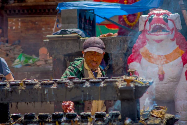 KATHMANDU, NEPAL OCTUBRE 15, 2017: Personas no identificadas quemando inciensos en una plaza de Durbar cerca de antiguos templos hindúes en Katmandú, Nepal —  Fotos de Stock