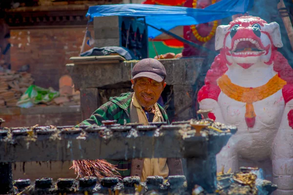 Kathmandu, Nepal 15. Oktober 2017: Unbekannte verbrennen Räucherstäbchen auf einem Durbar-Platz in der Nähe alter hinduistischer Tempel in Kathmandu, Nepal — Stockfoto