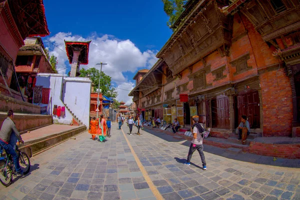 Kathmandu, Nepal 15. Oktober 2017: Unbekannte gehen glücklich durch die Straßen der Stadt, die alte Gebäude und Tempel im Kathmandu-Tal umgibt, Nepal — Stockfoto