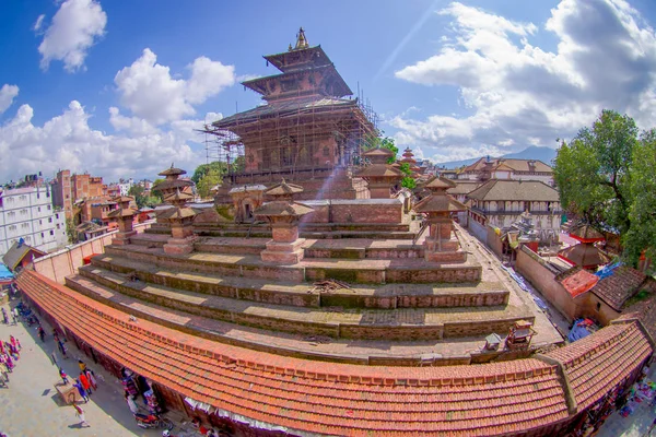 KATHMANDU, NEPAL OCTUBRE 15, 2017: Vista aérea de la Plaza Durbar cerca de los antiguos templos indios en Katmandú, efecto ojo de pez —  Fotos de Stock