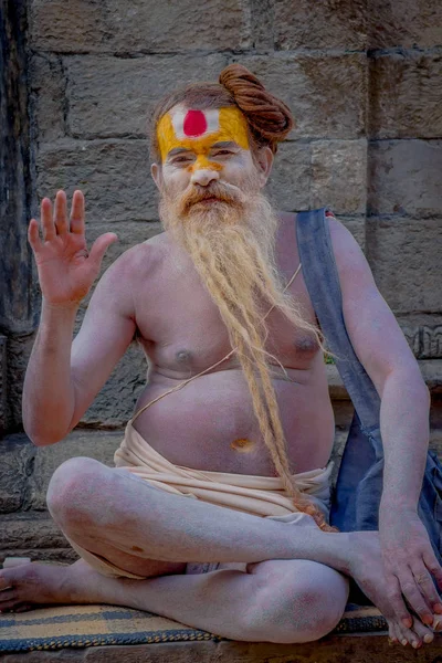 Katmandu, Nepál, 2017. október 15.: Zár-megjelöl-ból ezek a Saiva-Szabóné fehér szakáll, Szent ember, a Pashupatinath templom festett arccal, Nepál — Stock Fotó