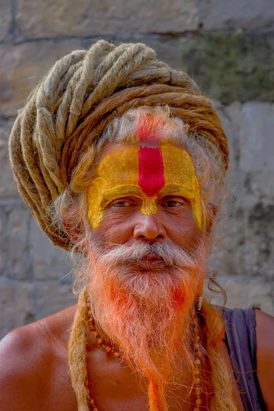 Kathmandu, Nepal 15 października 2017: Portret Shaiva sadhu z brodą pomarańczowy, święty człowiek w Pashupatinath świątyni z pomalowana twarz w Nepalu — Zdjęcie stockowe