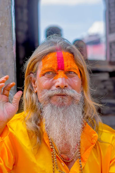 KATHMANDU, NEPAL OCTOBER 15, 2017: Portrait of Shaiva sadhu with white beard, holy man in Pashupatinath Temple with painted face in Nepal — Stock Photo, Image