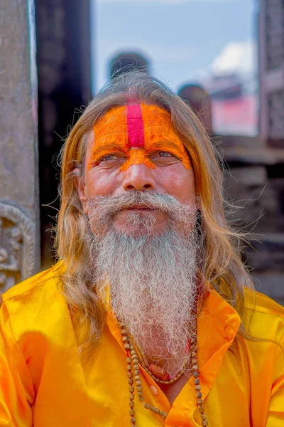 Katmandu, Nepal 15 Ekim 2017: Shaiva portre sadhu beyaz sakallı, Nepal boyalı yüzü ile Pashupatinath Tapınağı kutsal adam — Stok fotoğraf