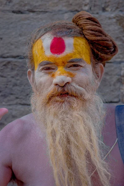 Κατμαντού, Νεπάλ 15 Οκτωβρίου 2017: Πορτραίτο του Shaiva sadhu με άσπρα γένια, Άγιος άνθρωπος σε Ναός Παπουπατινάθ με βαμμένο πρόσωπο στο Νεπάλ — Φωτογραφία Αρχείου