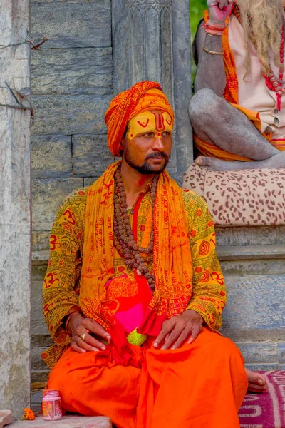 Kathmandu, Nepal 15 października 2017: Zbliżenie na młodych Shaiva sadhu, święty człowiek w Pashupatinath świątyni z pomalowana twarz w Nepalu — Zdjęcie stockowe