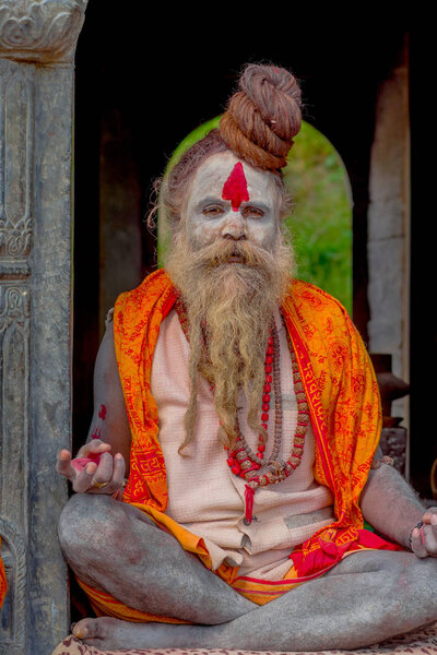 Катхманду, НЕПАЛ - 22 марта 2017 года: Крупный план Йоги Шайвы садху, сидящего в храме Пашупатинатхи в Катманду со скрещенными ногами, в Непале
