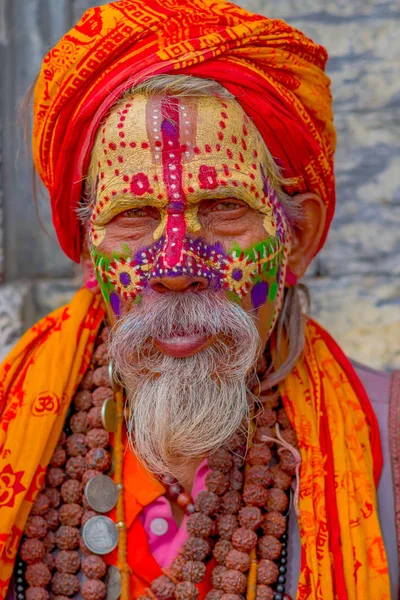 KATHMANDU, NEPAL OCTOBER 15, 2017: Portrait of Shaiva sadhu with white beard, holy man in Pashupatinath Temple with painted face, with prayer beads arounds his neck, in Nepal — Stock Photo, Image