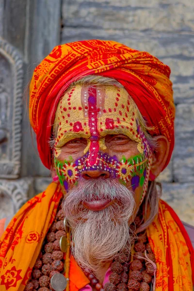 加德满都, 尼泊尔 2017年10月15日: Shaiva 萨杜的肖像与白胡子, 圣洁的人在帕斯帕提寺与彩绘的脸, 祈祷珠变通他的脖子, 在尼泊尔 — 图库照片