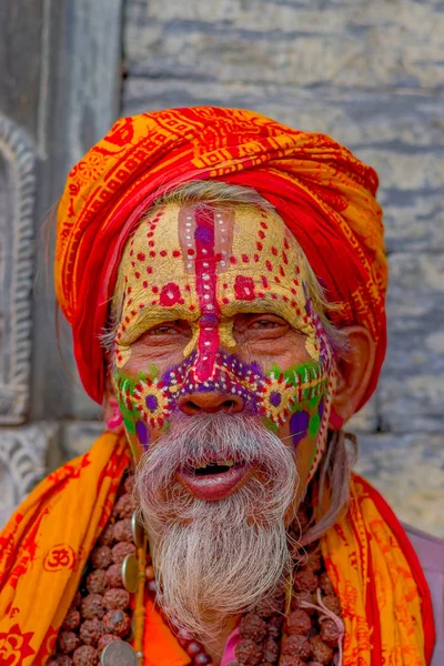 Kathmandu, nepal 15. oktober 2017: porträt von shaiva sadhu mit weißem bart, heiliger mann im pashupatinath tempel mit gemaltem gesicht, mit gebetsperlen um den hals, in nepal — Stockfoto