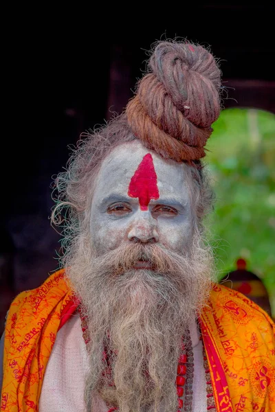 Kathmandu, Nepal 15 października 2017: Portret Shaiva sadhu z białą brodą, święty człowiek w Pashupatinath świątyni z pomalowana twarz w Nepalu — Zdjęcie stockowe