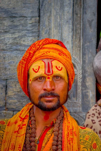 KATHMANDU, NEPAL OCTOBER 15, 2017: Portrait of young Shaiva sadhu, holy man in Pashupatinath Temple with painted face in Nepal — Stock Photo, Image