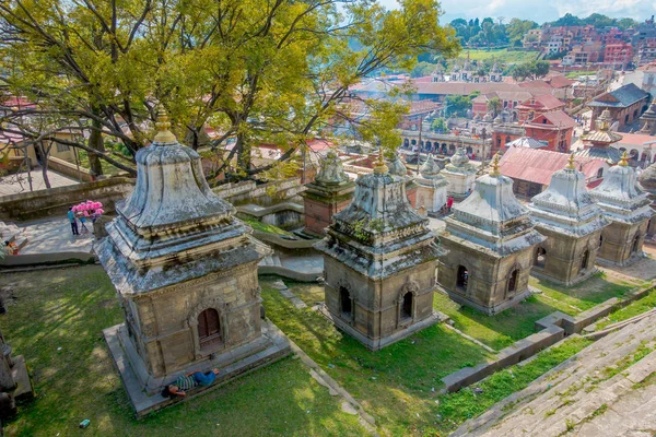 加德满都, 尼泊尔 2017年10月15日: 寺庙建筑群鸟瞰图-火葬场帕斯帕提。教堂礼拜堂献给毗瑟奴 — 图库照片