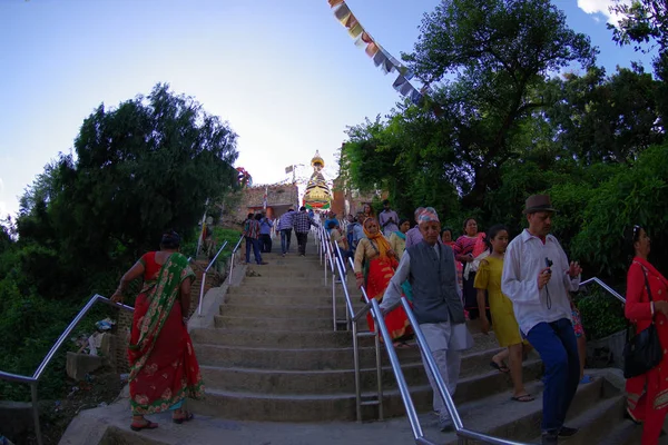 Kathmandu, Nepal, 15 oktober 2017: Niet-geïdentificeerde mensen trappen aanloop naar Swayambhu, een oude religieuze architectuur bovenop een heuvel ten westen van Kathmandu stad lopen. Het is ook bekend als aap tempel — Stockfoto