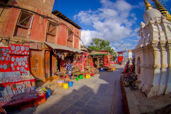 KATHMANDU, NEPAL OCTUBRE 15, 2017: Personas no identificadas en un mercado callejero de supermercados cerca de la Stupa Bodhnath en Katmandú, en un hermoso día en Nepal, efecto ojo de pez — Foto de Stock