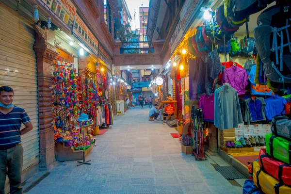 加德满都, 尼泊尔 2017年10月15日: 身份不明的人走在繁忙的购物街, 五颜六色的装饰品在尼泊尔加德满都 Thamel 区 — 图库照片
