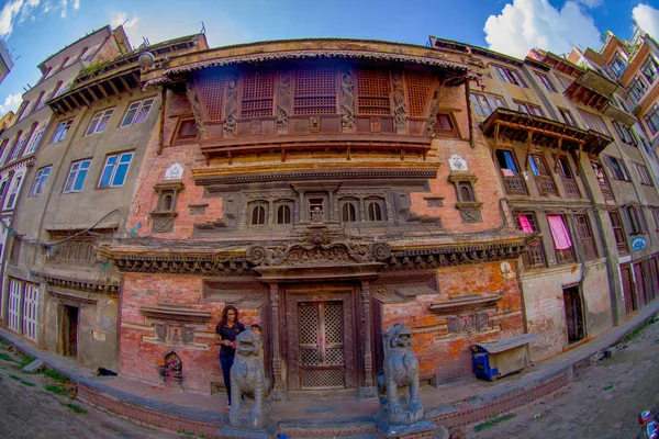 KATHMANDU, NEPAL 15 OCTOBRE 2017 : Façade d'un bâtiment avec mur de briques près de la place Patan Durbar, Katmandou, Népal — Photo