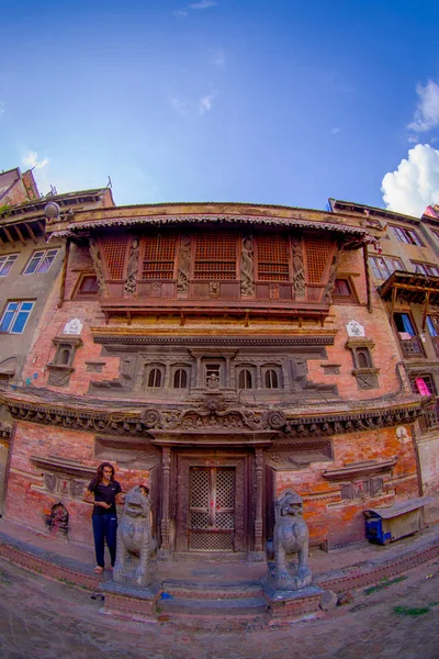 KATHMANDU, NEPAL OUTUBRO 15, 2017: Uma fachada de construção com parede de tijolo do edifício histórico perto de Patan Durbar Square, Kathmandu, Nepal — Fotografia de Stock