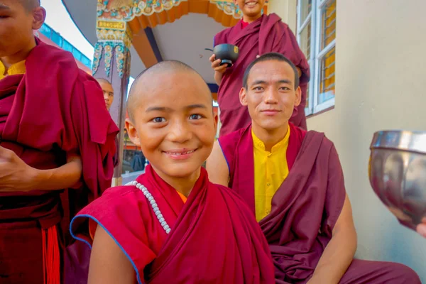 POKHARA, NEPAL - 06 DE OCTUBRE DE 2017: Retrato de un adolescente monje budista no identificado disfrutando del tiempo libre con sus amigos al aire libre en el asentamiento de refugiados Tashi en Pokhara, Nepal — Foto de Stock