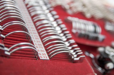 Metalik nesne almak için kullanılan gözlük içinde arka plan bulanık optik boyutunu yakın çekim