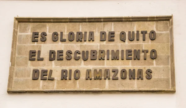 QUITO, ECUADOR 28 DE NOVIEMBRE DE 2017: Señal informativa al aire libre en el centro histórico del casco antiguo Quito, Ecuador — Foto de Stock