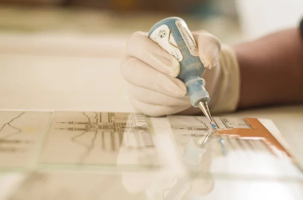 Primo piano artigiani mano utilizzando strumento di pittura per vetro applicando decorazione a colori — Foto Stock