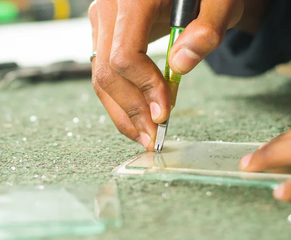 Closeup hand met behulp van handheld snijgereedschap engravement voor glas — Stockfoto