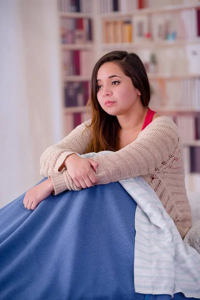 Junge Frau mit Schlaflosigkeit auf dem Bett sitzend, Schlaflosigkeit Konzept — Stockfoto