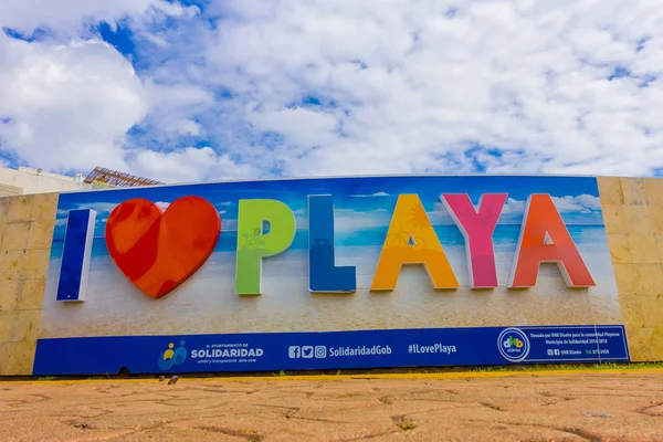 PLAYA DEL CARMEN, MESSICO 01 gennaio 2018: Veduta esterna di grandi parole di I love playa all'ingresso della città di Playa del Carmen, Riviera Maya, Messico — Foto Stock