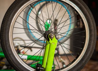 Seçici odak tekerlekli bisiklet bir atölyede, yakın çekim