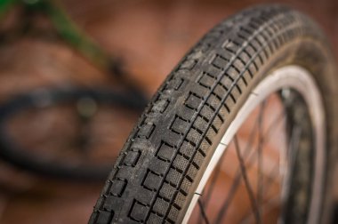 Seçici odak tekerlekli bisiklet bir atölyede, yakın çekim