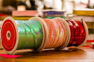 Renkli pul teyp, arka plan bulanık ahşap bir masa üzerinde çok renkli parlak rulo yakın çekim