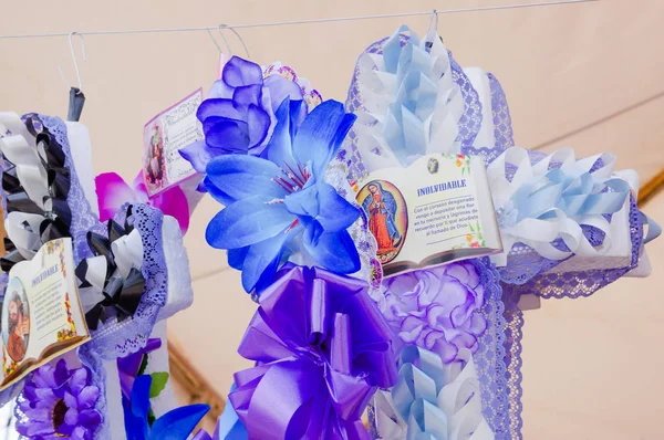 QUITO, ECUADOR - NOVEMBER, 13, 2017: Close up of selective focus of handicrafs during day of the dead celebration with small card description of remembering their relatives — Stock Photo, Image