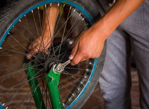 用扳手在车轮修理过程中关闭自行车机修工 — 图库照片