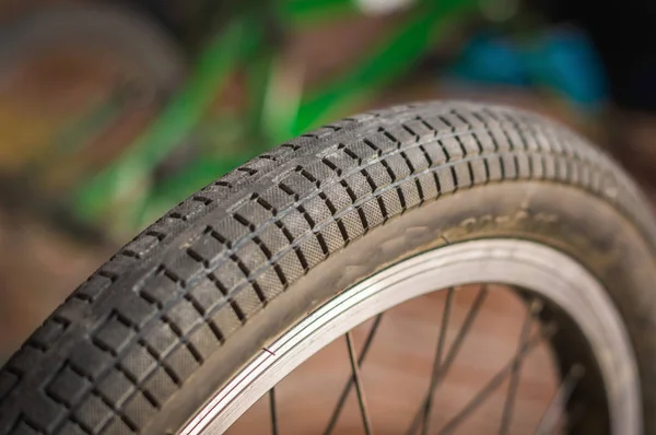 Primer plano del enfoque selectivo de la rueda de la bicicleta en un taller —  Fotos de Stock