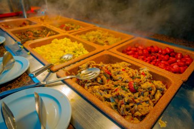 Plastik tepsi geleneksel Maya restoranı, Playa del Carmen, Meksika hizmet içinde lezzetli yemekler çeşitli