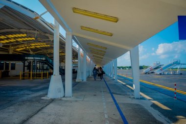Cozumel, Meksika - 12 Kasım 2017: Meksika Cozumel uluslararası havaalanında uçak yürüyüş tanımlanamayan kişi