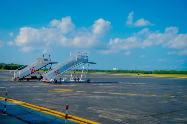Cozumel, Meksika - 12 Kasım 2017: Meksika Cozumel Uluslararası Havaalanı pist bulunan iki yatılı merdiven açık görünüm