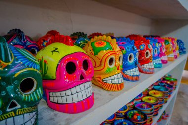 Chichen Itza, Meksika - 12 Kasım 2017: renkli Maya seramik kafatasları, düzenli bir motif an esnaf dükkan Hatıra olarak satılan Antik Maya Sanat, kapat