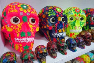 Chichen Itza, Meksika - 12 Kasım 2017: güzel yakın çekim ve renkli Maya seramik kafatasları, Antik Maya Sanat, düzenli bir motif an esnaf dükkan Hatıra olarak satılır