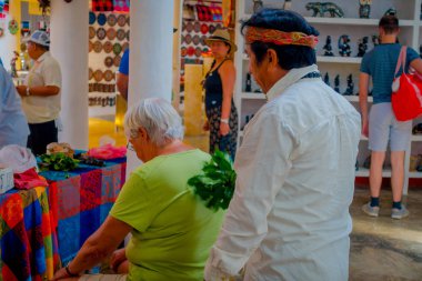 Chichen Itza, Meksika - 12 Kasım 2017: Hint chaman Meksika, bir mağaza içinde yaşlı kadın tedavi için bitkiler kullanarak kapalı görünümünü ispritizm