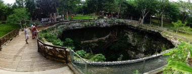 Chichen Itza, Meksika - 12 Kasım 2017: Tanımlanamayan beraberdir üstten Chichen Itza, Meksika yakınındaki IK-Kil hipotermik tadını panoramik manzaralı