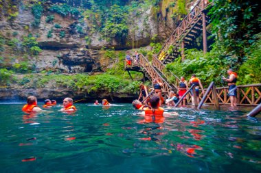 Chichen Itza, Meksika - 12 Kasım 2017: gün güzel IK-Kil hipotermik gölde yüzmek, Chichen Itza Meksika yakınındaki birçok kişi ile zevk tanımlanamayan kişi