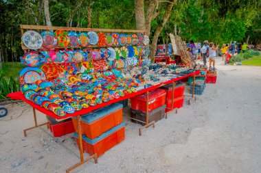 Chichen Itza, Meksika - 12 Kasım 2017: kimliği belirsiz kişi chichen Itza Meksika'daki arkeolojik en çok ziyaret edilen sitelerin içinde güzel ve renkli el sanatları satın alma. Yaklaşık 1.2 milyon