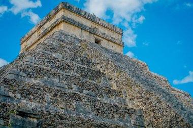 Chichen Itza, Meksika - 12 Kasım 2017: Chichen Itza açık görünümünü, en arkeolojik Meksika ziyaret etti. Yaklaşık 1.2 milyon turist kalıntıları her yıl ziyaret
