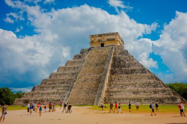 Chichen Itza, Meksika - 12 Kasım 2017: kimliği belirsiz kişi, zevk ve Chichen Itza heykel fotoğraflarını en arkeolojik Meksika ziyaret. Yaklaşık 1.2 milyon turist 