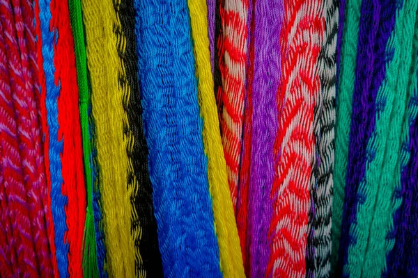 Hermosas y coloridas telas mexicanas en venta en el mercado, América Latina, fondo de tela — Foto de Stock